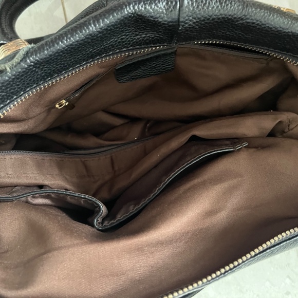 Black leather bag with gold accents and ‘swallow’/bird charm or labrl - Picture 6 of 7